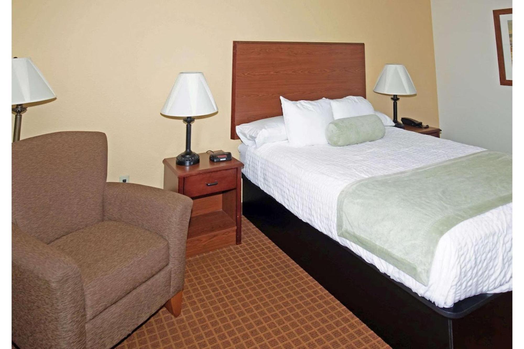 Park View Inn & Suites Hoisington Near Great Bend Esterno foto