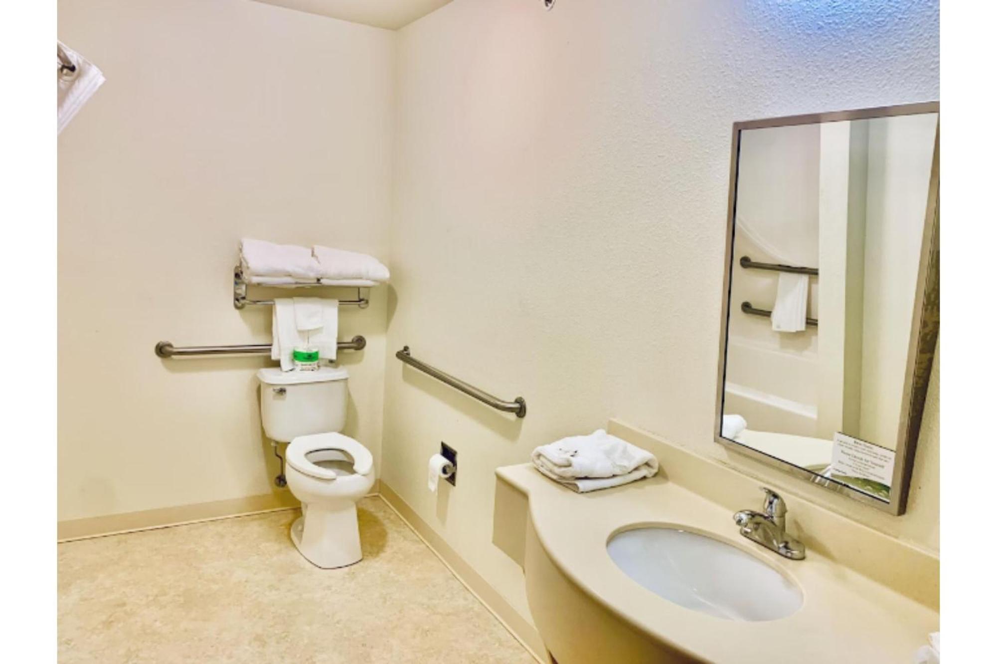 Park View Inn & Suites Hoisington Near Great Bend Esterno foto