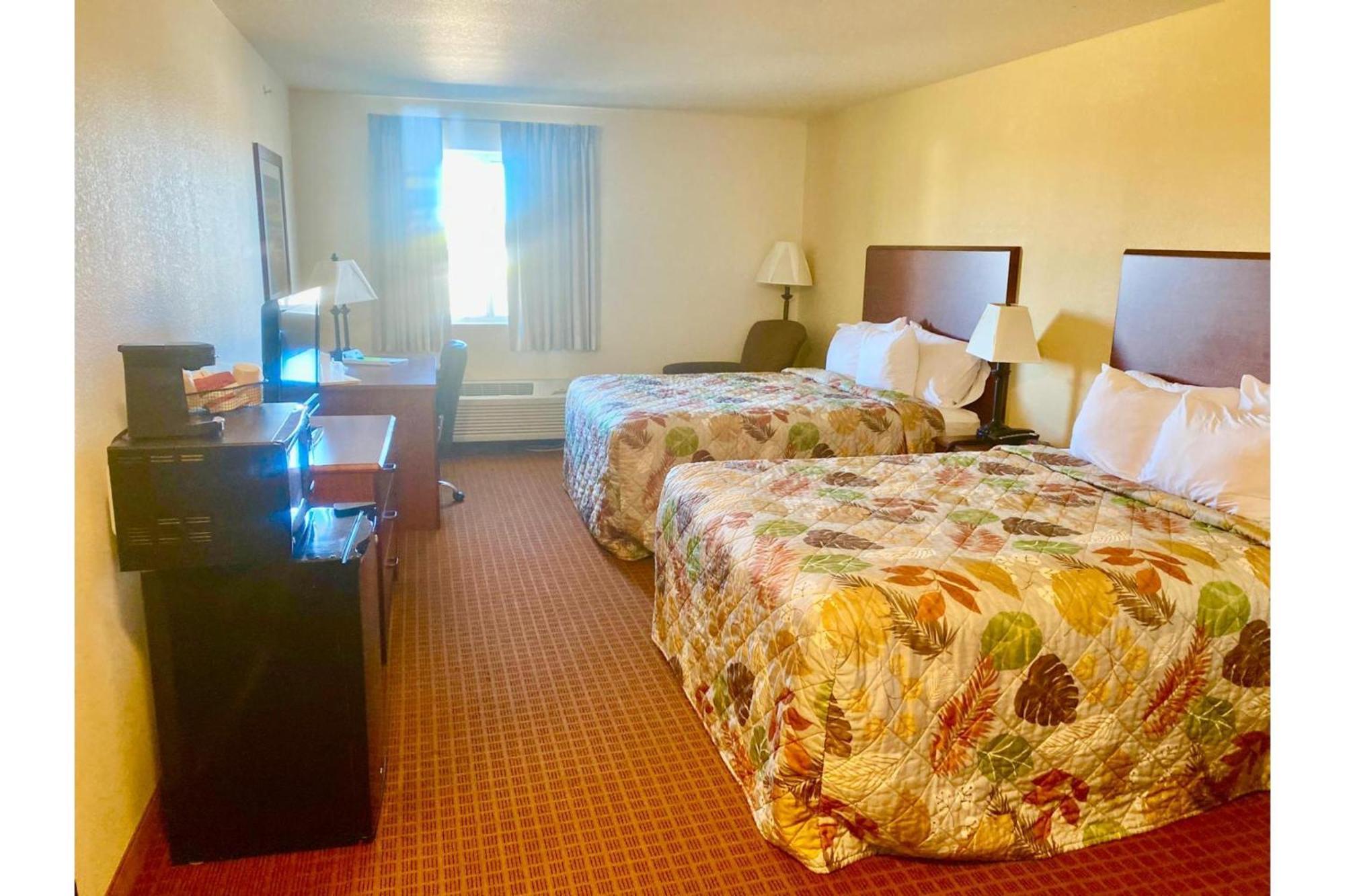 Park View Inn & Suites Hoisington Near Great Bend Esterno foto