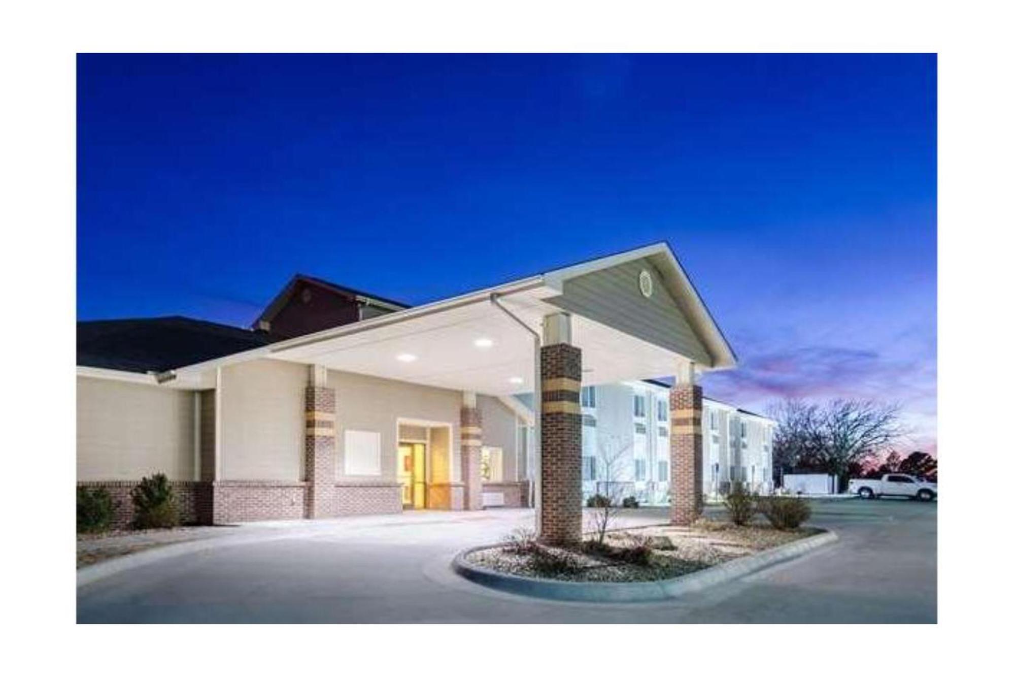 Park View Inn & Suites Hoisington Near Great Bend Esterno foto