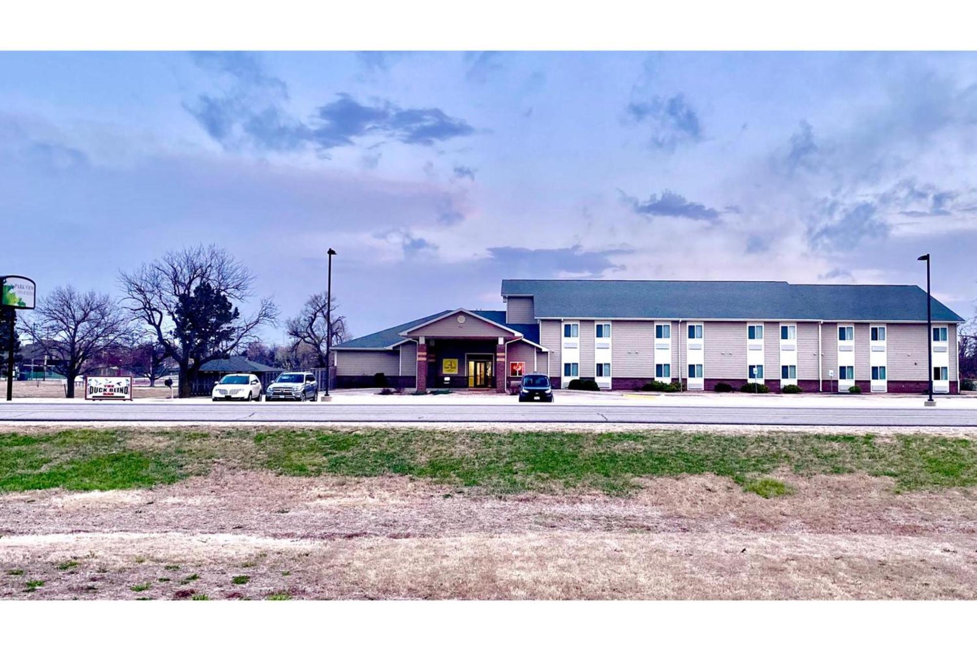 Park View Inn & Suites Hoisington Near Great Bend Esterno foto