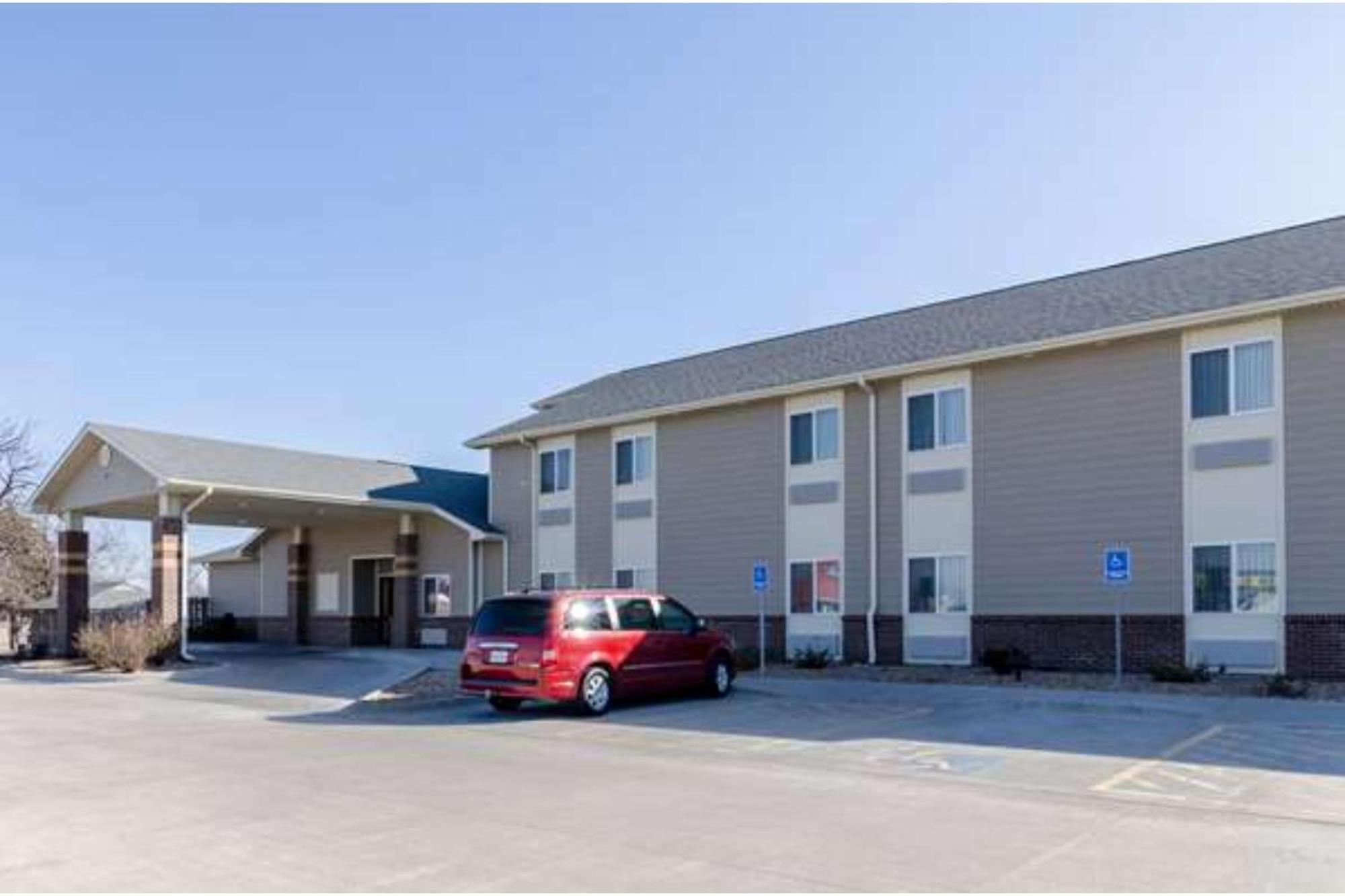 Park View Inn & Suites Hoisington Near Great Bend Esterno foto