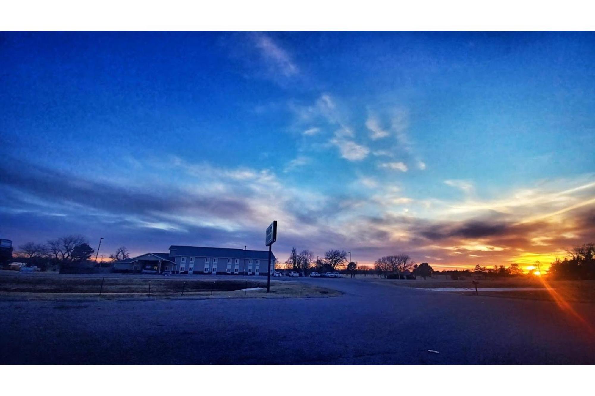 Park View Inn & Suites Hoisington Near Great Bend Esterno foto